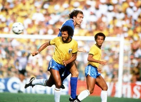 A partida entre Itália e Brasil, disputada em 5 de julho de 1982, na Copa do Mundo da Espanha, culminou com a eliminação da equipe verde e amarela que era favorita para o título. Na foto, Graziani disputa bola com o lateral Júnior, sendo observados pelo zagueiro Luizinho. Foto: Fifa