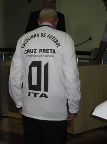 Ita veste a camisa do Cruz Preta, uma escolinha de futebol. Ex-goleiro marcou época no Vasco da Gama. Foto enviada por Antônio Carlos da Silva