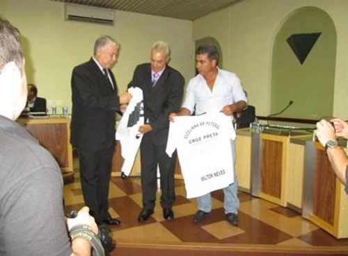 Ita (centro) recebe a camisa do Cruz Preta. Foto enviada por Antônio Carlos da Silva