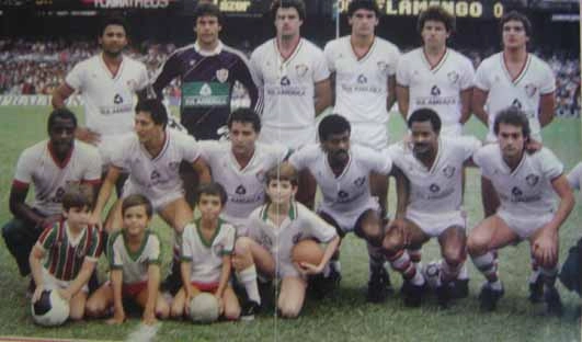 Campeão da Taça Guanabara de 1985. Em pé, da esquerda para a direita: Aldo, Paulo Victor. Vica, Ricardo Gomes. Jandir e Branco. Agachados: Romerito. Delei. Washington. Assis e Tato. Foto: Placar