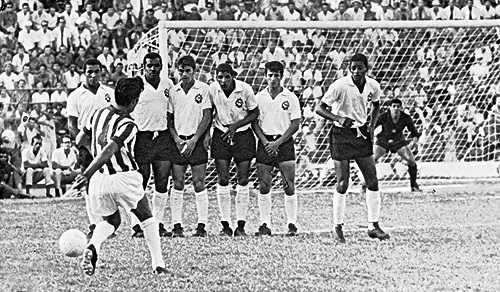 Lula está atento no gol, mas a falta não passou pela barreira de Flávio, Ditão, Oswaldo Cunha, Dirceu Alves, Adnan e Paulo Borges
