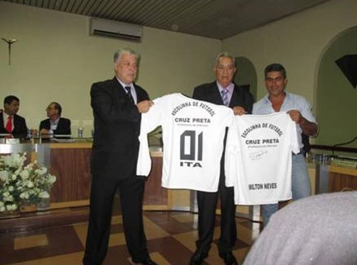 Ita (centro) exibe com orgulho a camisa do Cruz Preta. Foto enviada por Antônio Carlos da Silva