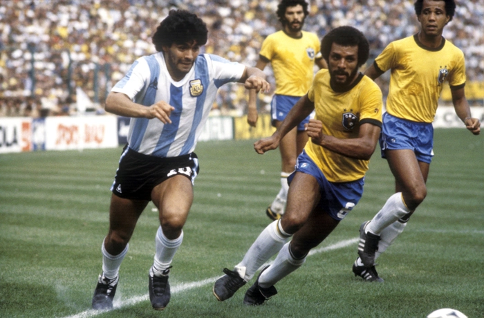Na imagem, Maradona aparece sendo marcado por Júnior, seguido por Luizinho e Sócrates. Foto: Reprodução/In My Ear
