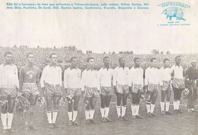 Seleção Brasileira antes de um amistoso contra a Tchecoslováquia, em Praga. Da esquerda para a direita: Nilton Santos, Gylmar, Gino Orlando, Paulinho, De Sordi, Didi, Djalma Santos, Canhoteiro, Evaristo de Macedo, Dequinha e Zózimo. O massagista é Mário Américo