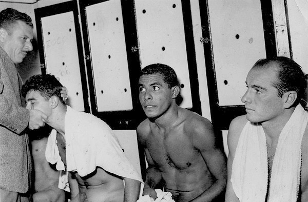 No vestiário, o Dr. Dalzell cuida de Mauro Ramos de Oliveira. No centro, está o genial Canhoteiro e depois, Lanzoninho. Repare nos armários com furos para ventilação. Foto enviada por Luiz Roberto S. Gaspar, filho do Dr. Dalzell