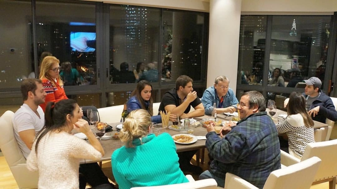 Jantar no apartamento de Milton e Lenice em Nova Iorque. A única em pé é Lenice. Sentados, no sentido horário, temos: Fábio Lucas (na cabeceira, à esquerda), Neves, Lais Yasmin, Netto Neves, Milton Neves, Tiago Galassi (na cabeceira). Aline (filha de Fábio Seródio), Fábio Seródio, Cris (esposa de Seródio) e Roberta Peporine