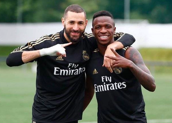 Benzema supera Mané e leva Bola de Ouro pela primeira vez; Vini Jr é 8º