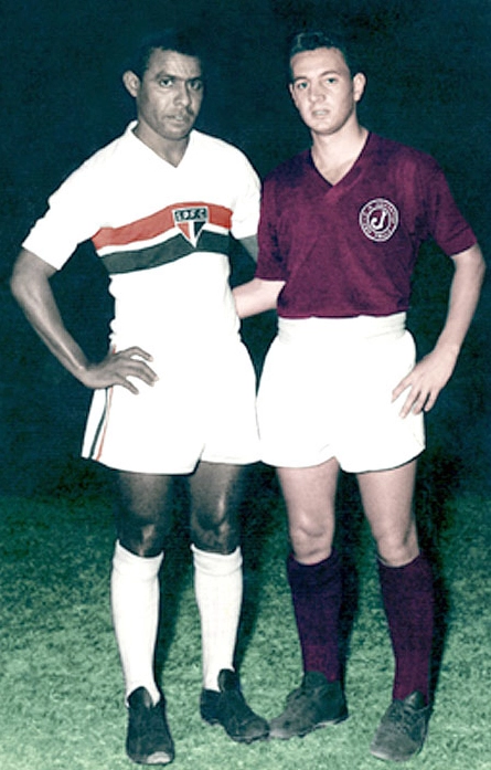 Canhoteiro (esq) ao lado do ponta Ary Valério (ex-Palmeiras), antes de um São Paulo e Juventus da Mooca.