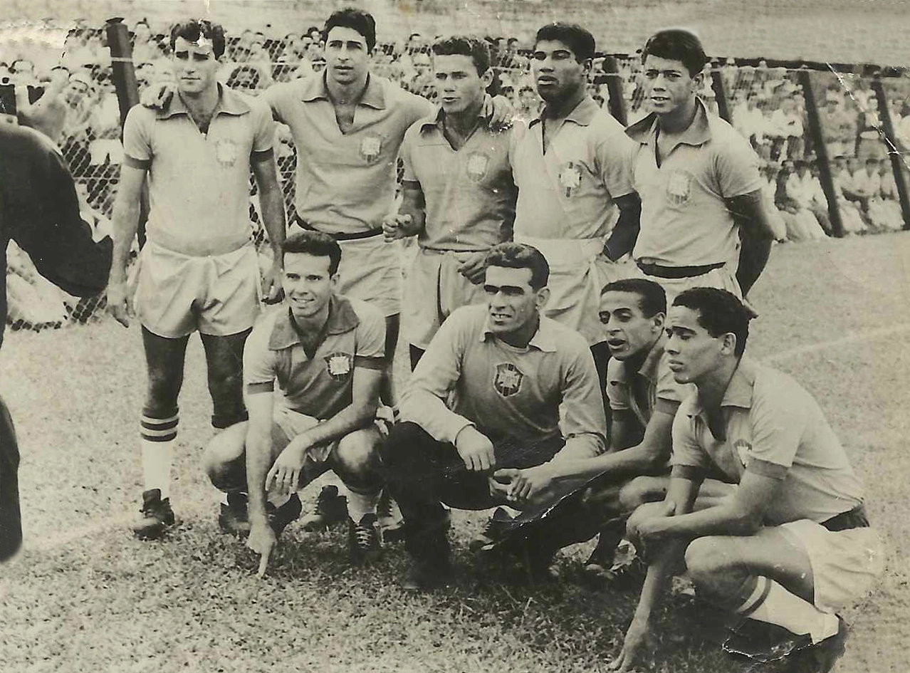 Seleção Brasileira, em 1962. Da esquerda para a direita, em pé: Gérson, Mauro Ramos, Amaro, Jair Marinho e Amarildo. Agachados: Zagallo, Castilho, Altair e Baiano. Foto enviada por Juliana David