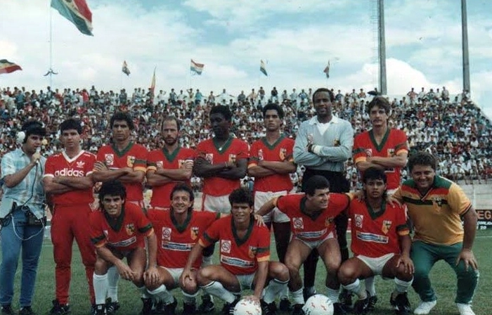 Em p&eacute;: Odon, Guerra, Jorge Lima, Vieira, S&eacute;rgio e Carlos Beronha. Agachados: Ailton, Douglas Franklin, Paulinho MacLaren, Z&eacute; Humberto, Marco Antonio da Bahia e o massagista Milt&atilde;o. Foto enviada pelo internauta Wesley Miranda