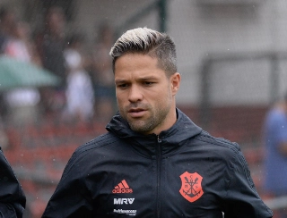 Diego manda recado para o lateral Rodinei
