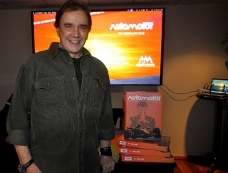 Reginaldo Leme apresentou a 34&ordf; edi&ccedil;&atilde;o do Anu&aacute;rio AutoMotor Esporte com sess&atilde;o de aut&oacute;grafos no Pobre Juan
