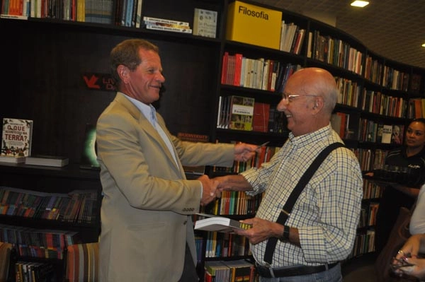 Ingo Hoffmann e Bird Clemente em 24 de março de 2014, na Livraria da Vila do Shopping JK. Foto: Marcos Júnior/Portal TT