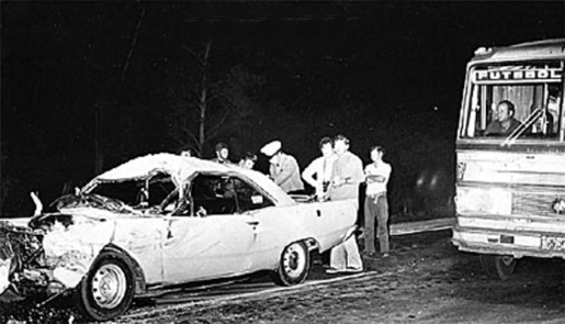 O Dodge Dart de Everaldo após chocar-se contra a traseira de um caminhão  em 27 de outubro de 1974. Foto: Reprodução