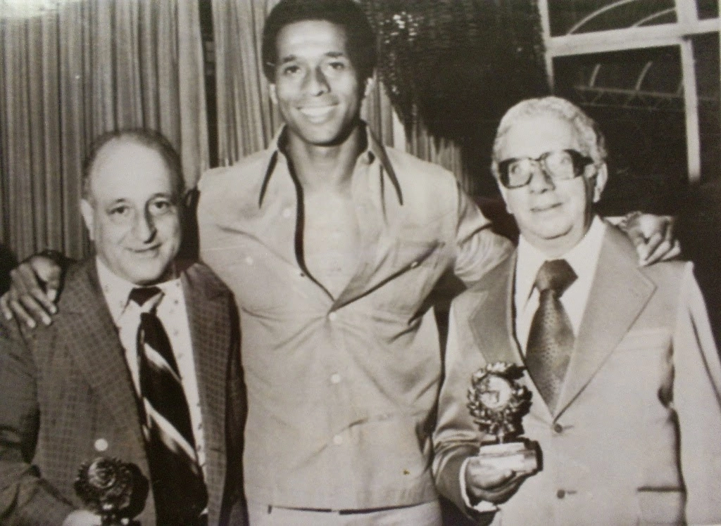 Nos anos 70, Enéas (centro), um dos premiados do Troféu Gandula. À direita, Wilson Brasil. Foto: www.lh6.ggpht