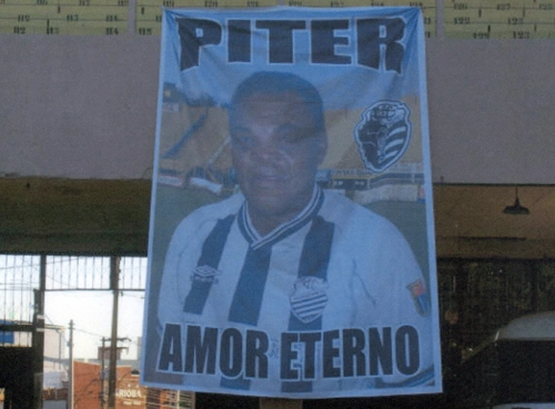 A torcida do Comercial reconhece o ídolo. Acima, foto de bandeira feita em homenagem ao ex-quarto-zagueiro