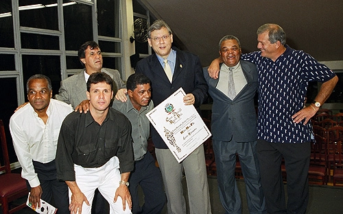 Da esquerda para a direita, no dia 14 de dezembro de 2001, quando Milton Neves recebeu o Título de Cidadão Ribeirãopretano: Maritaca, Lola (atrás), Mauricinho (na frente, de calça branca), Ferreira, Milton Neves, Píter e Luizão Rivoiro 