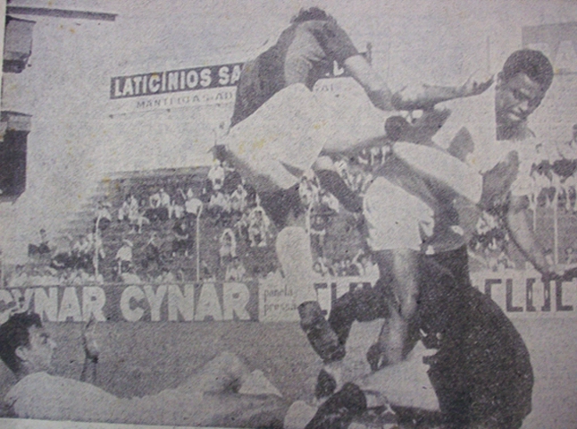 Lance do jogo entre Portuguesa Santista e Comercial disputado no estádio Ulrico Mursa em 1966. Aparece o goleiro Rosã e disputando a bola um avante da Portuguesa e o zagueiro Píter. Foto enviada por Walter Roberto Peres