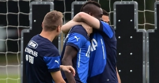 O pedido de casamento feito por Mario Balotelli à namorada Fanny Neguesha nesta madrugada, e divulgado em sua conta no Instagram, foi o assunto principal nesta manhã