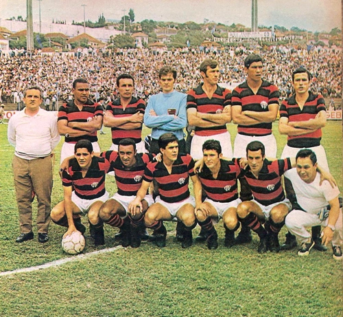 Atlético Paranaense durante a Taça de Prata de 1968 com Nilo, Zé Carlos, Célio, Bellini, Charrão e Nair em pé e Gildo, Zé Roberto, Madureira, Paulista e Nílson agachados
