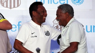 Pelé e Coutinho sorriem em evento do Santos. Foto: Pedro Ernesto Guerra Azevedo/Divulgação SantosFC/Via UOL
