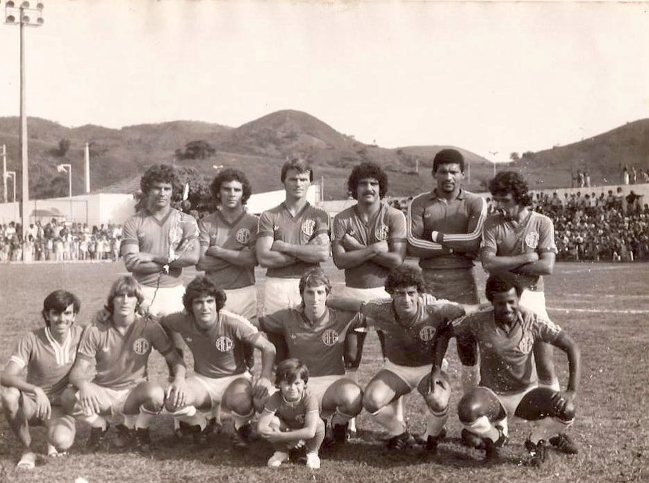 Formação do América-RJ no final dos anos 70. Em pé, da esquerda para a direita: Russo, Uchoa, Alex, Wilson, País e Álvaro. Agachados: um torcedor, Serginho, Léo Oliveira, Mário Motta, César e Ailton 