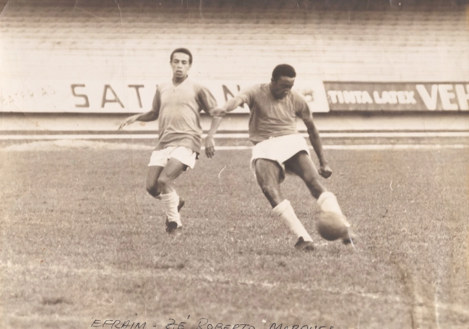 Em 1965, Efraim (à esquerda), observa o atacante Zé Roberto arrematando de perna esquerda. Foto enviada por Adriana Gomes, filha de Efraim