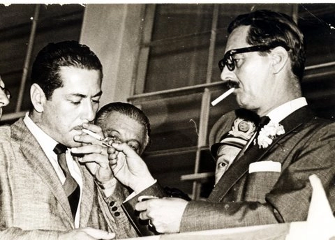 Leonel Brizola tem seu cigarro aceso por Jânio Quadros, em 1961. Foto: Lemyr Martins