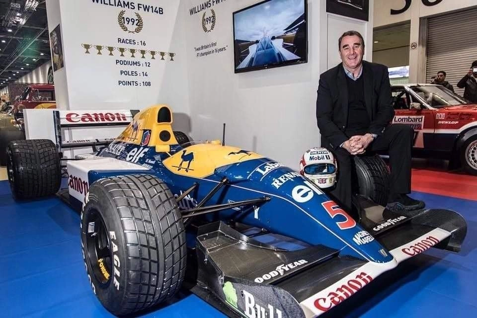 Em exposição, junto à Wiliams FW14B, carro com o qual conquistou o título da temporada de 1992 na Fórmula 1. Foto: Divulgação