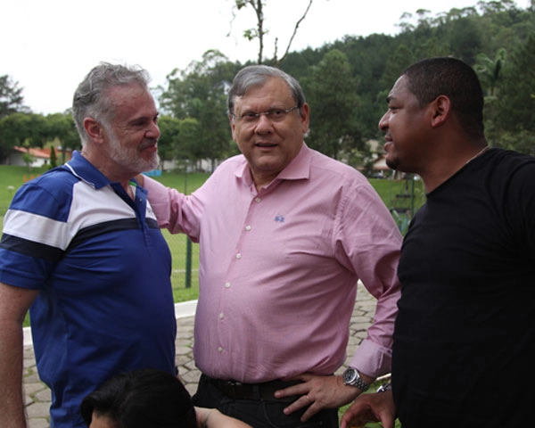 Edson Cabral, Milton Neves e Vampeta conversam em dezembro de 2013, na festa da Arsenal Car. Crédito da foto: Arsenal Car. 