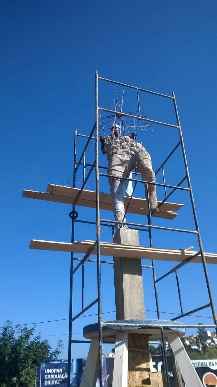 Estátua de Elzo sendo construída em 3 de agosto de 2018, na cidade de Machado-MG. Foto enviada por Viana