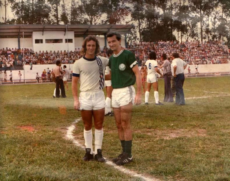 Niltinho e Dudu com a camisa da S.E. Palmeiras no Estádio Breno Ribeiro do Val. Foto: Arquivo pessoal de Nilton Sergio Castilho