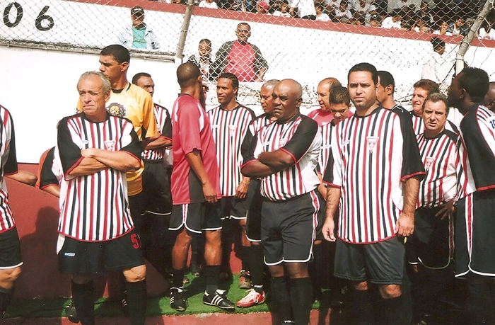 Da esquerda para a direita, Dagoberto (de camisa amarela) é o segundo, Deodoro (à frente e de braços cruzados) é o sétimo e Gilberto Costa (ao fundo e de camisa vermelha) é o oitavo. Foto enviada por Renato Menezes Fernandes