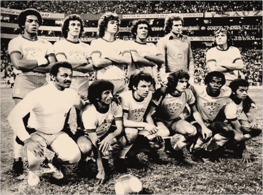 Em pé: Mauro, Batista, Edinho, Tecão, Carlos e Chico Fraga. Agachados: Nocaute Jack, Rosemiro, Eudes, Luis Alberto, Cláudio Adão e Santos, no dia 25 de outubro de 1975, no empate de 1 a 1 contra o México, na decisão do Pan.