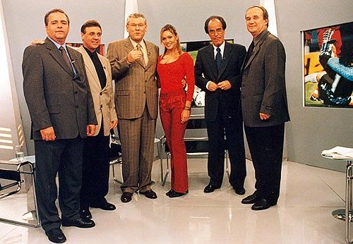 A bela Luize Altenhofen com, da esquerda para a direita, no SuperTécnico da TV Bandeirantes: Vadão, Humberto Ramos, Milton Neves, Antônio Lopes e Levir Culpi