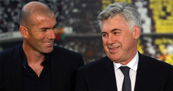 Zinedine Zidane, auxiliar t&eacute;cnico, e Carlo Ancelottii, treinador do Real Madrid. Foto: UOL 