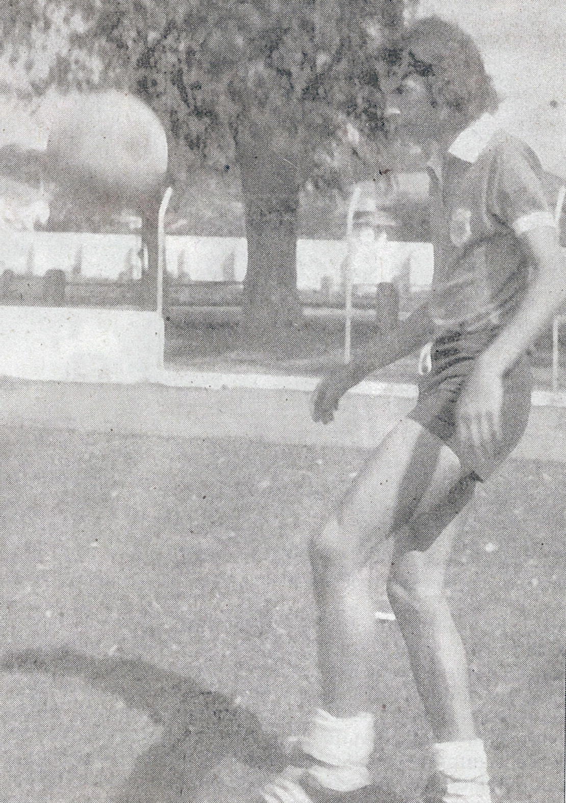Vadão bate bola com o uniforme do Monte Azul, no início dos anos 70