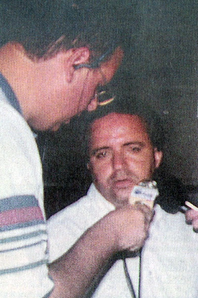 Vadão conversa com repórter Christian Toledo, da Rádio Cidade, em Curitiba. A foto foi publicada pelo jornal Esporte & Cia, em 2000.