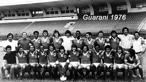 Esta foto do Guarani foi tirada em janeiro de 1976 e o fotógrafo foi José Pinto, da Revista Placar. Em pé: Diede José Gomes Lameiro (treinador, ainda hoje trabalhando nas divisões de base do Guarani), Cidinho (Alcides Romano - ex-zagueiro do Guarani e Paulista - era o preparador físico), Davi (jogou no Vitória-BA), Gilberto (zagueiro que depois jogou no Flamengo-RJ e União Barbarense), Nelson(ex-zagueiro do Flamengo-RJ e Náutico-PE - nada de 