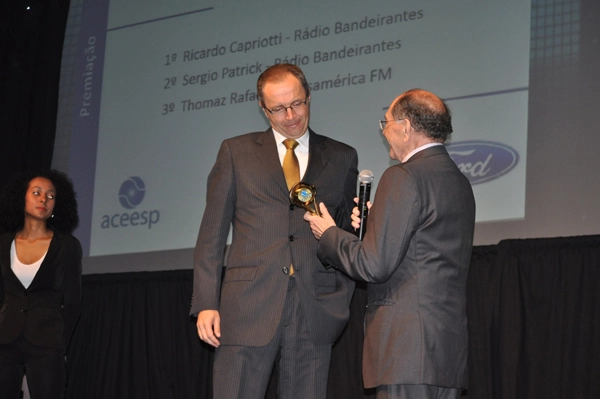 Eleito o melhor apresentador de rádio, Ricardo Capriotti recebe premiação das mãos de José Silvério no Troféu Ford Aceesp na noite de 6 de dezembro de 2013, no Esporte Clube Sírio, em São Paulo. Foto: Marcos Júnior/Portal TT