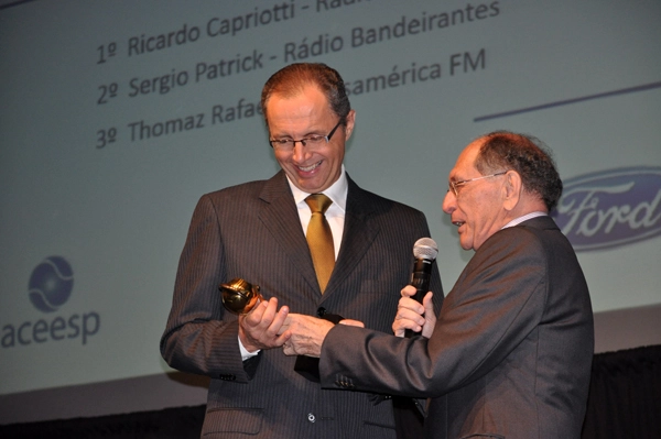 Eleito o melhor apresentador de rádio, Ricardo Capriotti recebe premiação das mãos de José Silvério no Troféu Ford Aceesp na noite de 6 de dezembro de 2013, no Esporte Clube Sírio, em São Paulo. Foto: Marcos Júnior/Portal TT