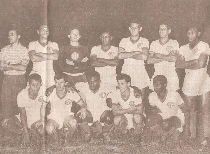 Este time do América de Rio Preto emplacou uma goleada histórica no Operário de Araguari-MG, por 7 a 1, em amistoso de preparação para o Paulistão de 1959. Em pé, da esquerda para a direita: o massagista Osmar, Carlos, Neiton, Bertolino, Sinval, Tiãozinho e Píter. Agachados: Pingo, Élio, Santão, Urias e Gijo. Foto: Antônio Gebhardt/Araguari, publicada na 