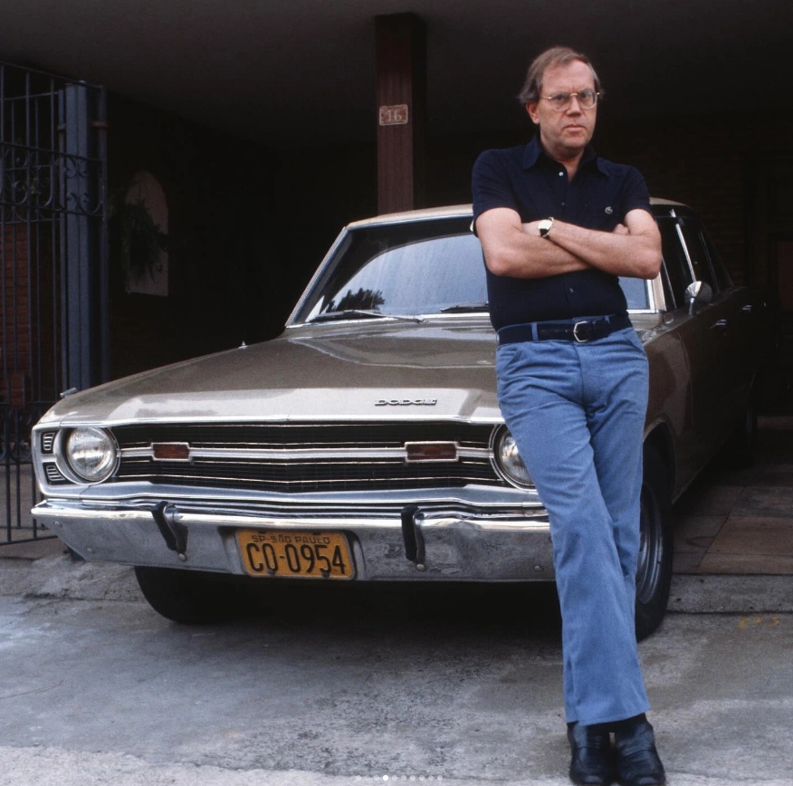 Joelmir em frente à sua casa, em 1981, com seu amado Dodge Dart 1972. Foto: Hiroto Yoshioka/Revista Quadro Rodas