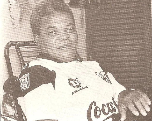 O grande Píter em sua casa, na cidade de Ribeirão Preto. Foto: Revista REVIDE, do Comercial Futebol Clube