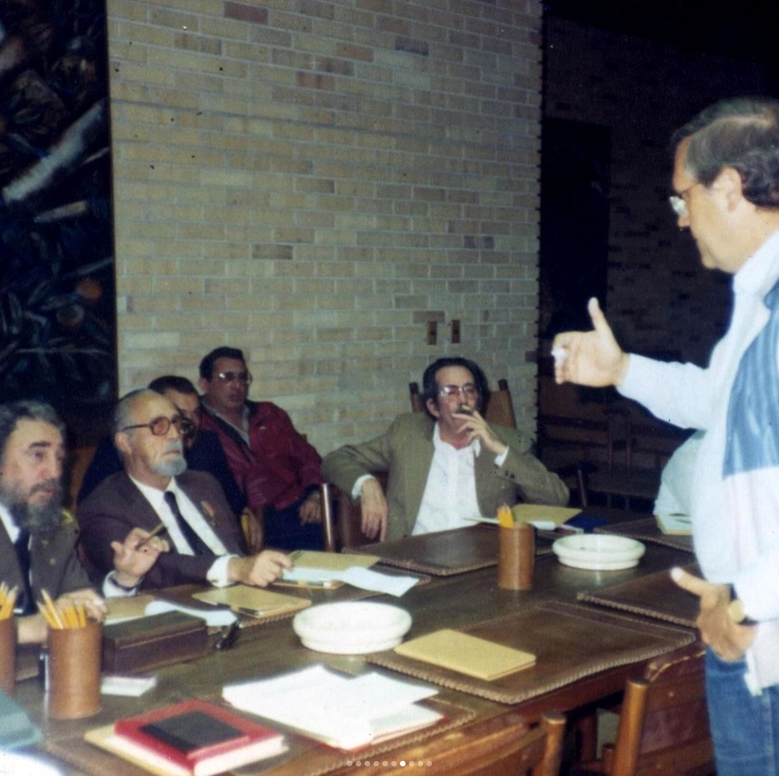 Sentado à esquerda está Fidel Castro (1926-2016), presidente cubano, ao lado de integrantes de seu governo, durante palestra de Joelmir Beting em Havana, capital de Cuba, em 1985. Foto: arquivo da família Beting