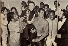 Uma foto, uma hist&oacute;ria! Elis Regina recebendo craques do Brasil ap&oacute;s show em 1970