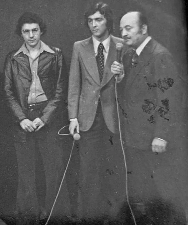Flávio Prado, à esquerda, em sua estreia pela TV Record (no programa Telesporte), em 1977. Ao seu lado, Galvão Bueno e Milton Peruzzi. Foto: arquivo pessoal de Flávio Prado