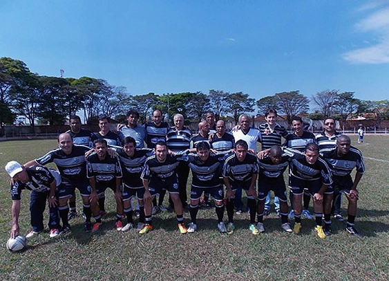 Veteranos do Comercial de Ribeirão Preto contra o Viradouro, vitória do time do Comercial por 4 a 2. Em pé, da esquerda para a direita, o quinto é Tomires e o nono (de camisa branca) é Piter. Foto enviada por Milano Júnior