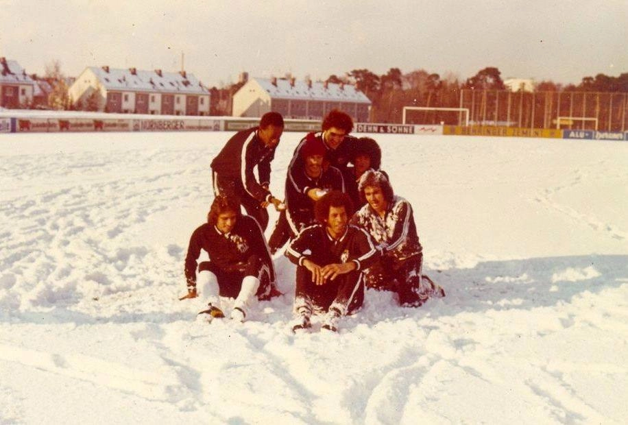 Jogadores do Santos e Nuremberg, na Alemanha, em 1975. Atrás, da esquerda para a direita: Euzébio, Pitico (abraçando Clodoaldo e Zé Carlos Cabeleira). À frente: Marinho Peres, Carlos Alberto Torres e Willians. Foto enviada por Weley Miranda