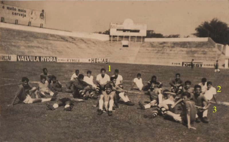 Garotos do Corinthians no gramado do Parque São Jorge em 1964. Os identificados, são: 1 (Nélson Jacaré); 2 (Rivellino) e 3 (Luíz Carlos Galter). Foto: arquivo pessoal de Nélson Jacaré 